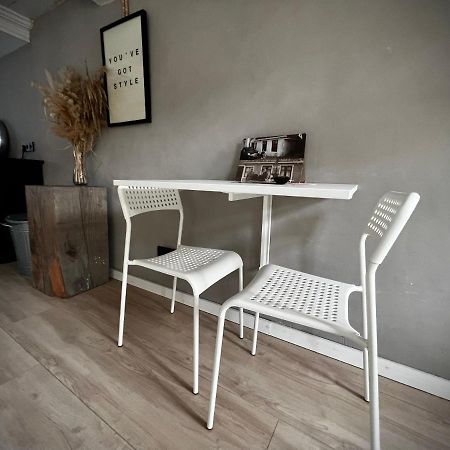 Littleneighbour Apartment Pingjum Bagian luar foto